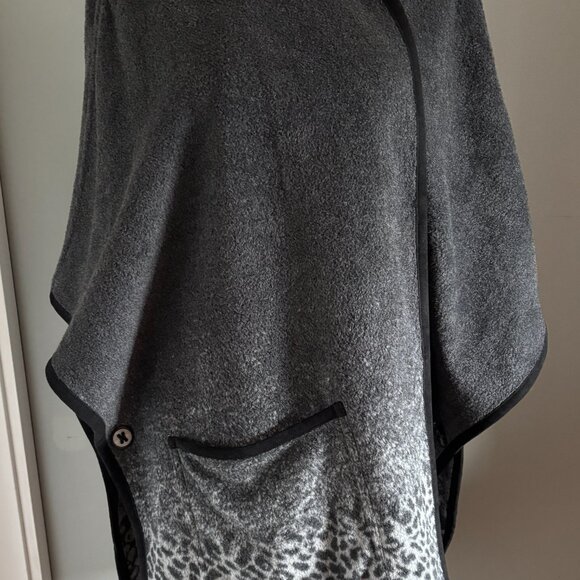 Cozy Snow Leopard Poncho Wrap - Picture 3 of 16